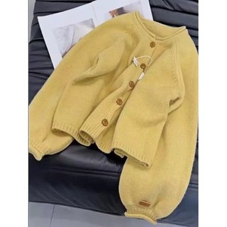 Cardigan len mềm mại màu vàng, phù hợp thời trang xuân thu