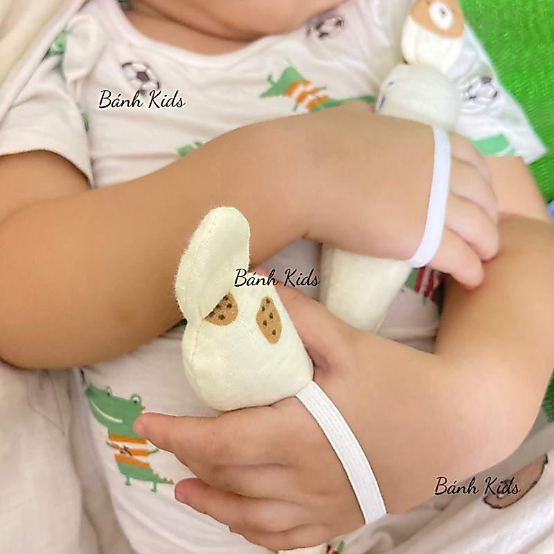 Set 2 Củ Cà rốt đeo tay nhồi bông giúp giảm giật mình cho bé lúc ngủ của nhà Bánh Kid. (chun nhỏ)