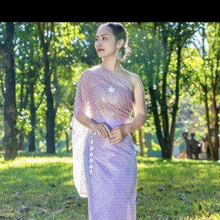 Khăn choàng nữ sang trọng với kim sa lấp lánh và đính hạt, phù hợp cho lễ hội và thời trang đường phố