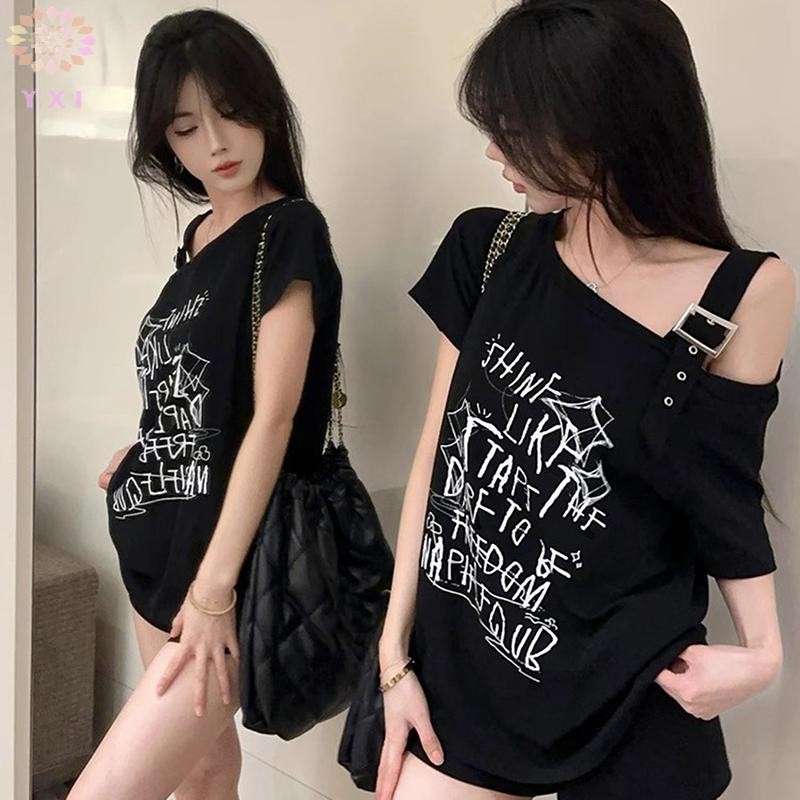 Áo Thun Dáng Rộng Off-Shoulder with Graffiti Lettering - Thời Trang Mới