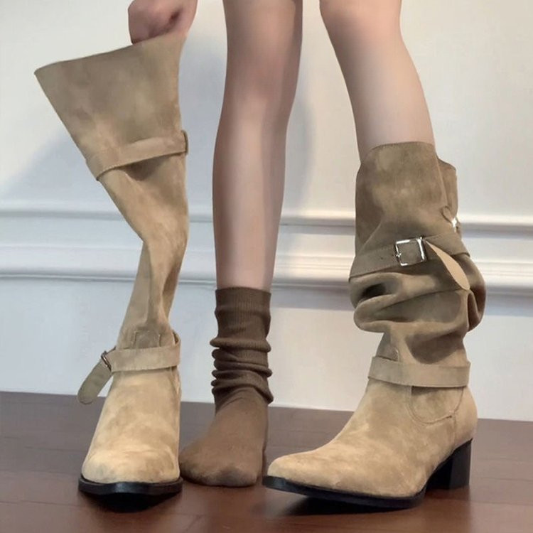 W Mùa Đông Phong Cách Mới Kaki Da Lộn Dày Gót Mỏng Hơn Nhìn Xếp Ly Cọc Boots Thời Trang Retro Ấm Áp Hàng Ngày Mặc Ngoài Chống Trơn Trượt Chống Mài Mòn Nhưng Dài Đến Đầu Gối Giữa