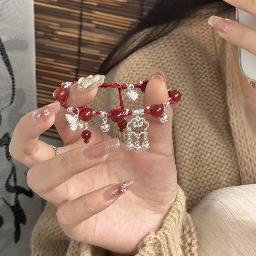 Vòng tay dệt hình đám mây có chuông màu đỏ, phù hợp với năm hoàng đạo, mang lại may mắn