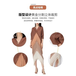 Đầm Miyake cổ chữ V tay búp bê với họa tiết xếp ly lớn, phong cách thanh lịch