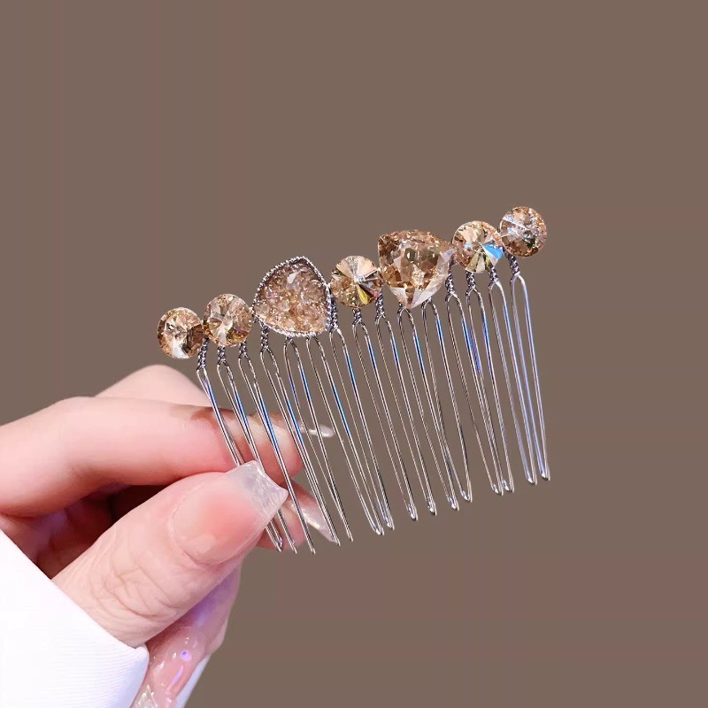 Kẹp tóc pha lê tinh tế, phù hợp tạo kiểu tóc hiện đại
