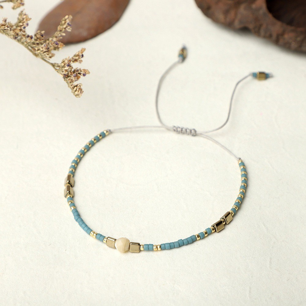 Vòng tay handmade phong cách boho với đá bán quý, phù hợp làm quà tặng