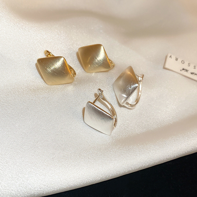 Bông tai nữ vàng 18K mạ điện kim loại hình kim cương, sang trọng và giá rẻ
