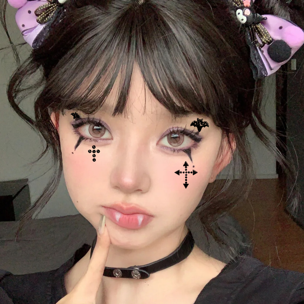 Nhãn mặt kim cương Halloween với thiết kế dơi Gothic và vết thương máu, màu đen và đỏ, phù hợp cho trang phục party và cosplay