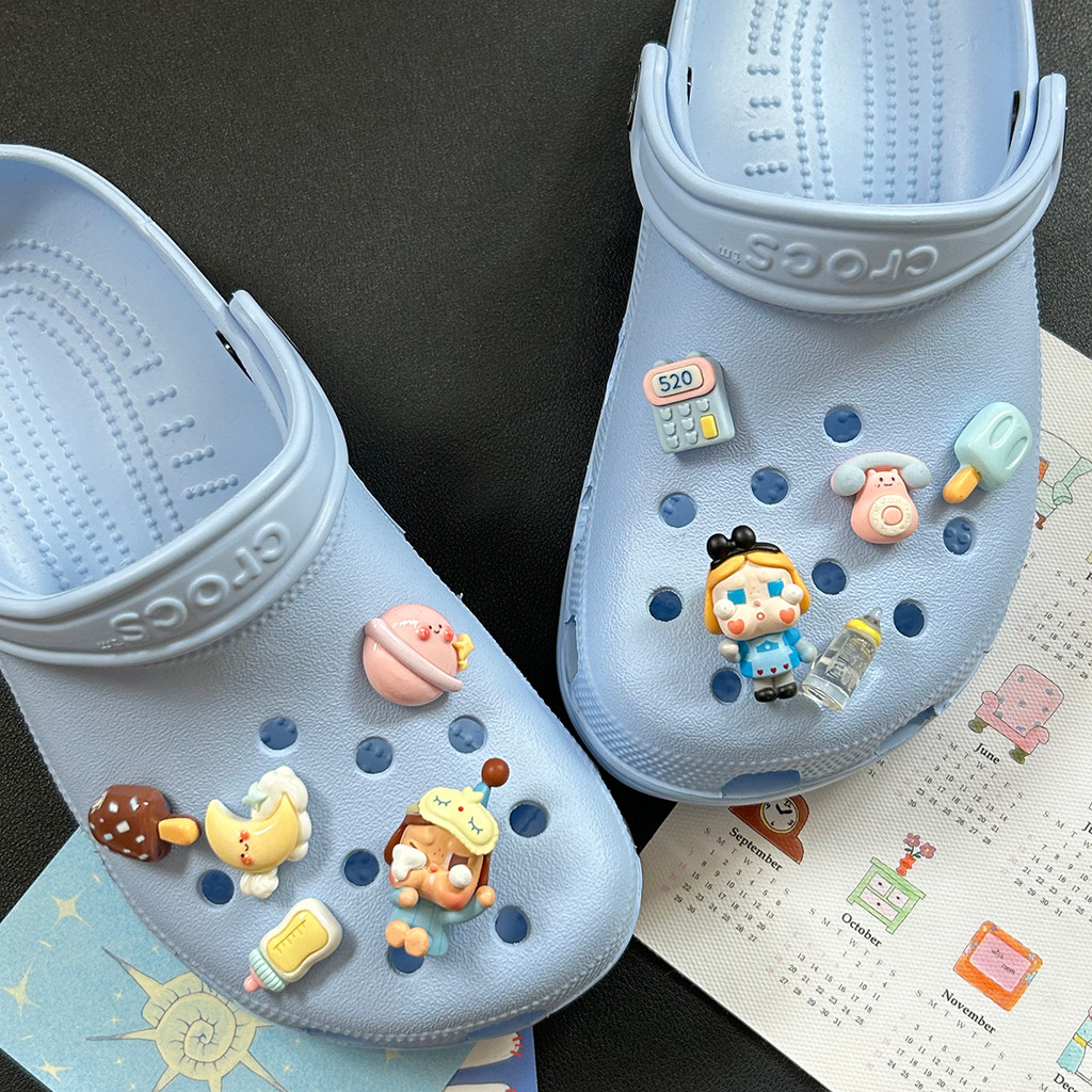POP MART Phụ Kiện Khóa Giày/Khóa Lỗ Có Thể Tháo Rời, Họa Tiết Hoa Dễ Thương, Phù Hợp Cho Crocs Cao Cấp, Màu Xanh, Bộ Đồ Ngủ Alice