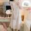 Váy Ngủ Mùa Hè Yunduo Cotton Cổ Chữ V Màu Trơn Phong Cách Mong Muốn Thuần Khiết Viền Hoa Có Đệm Ngực Đồ Mặc Nhà Dáng Dài