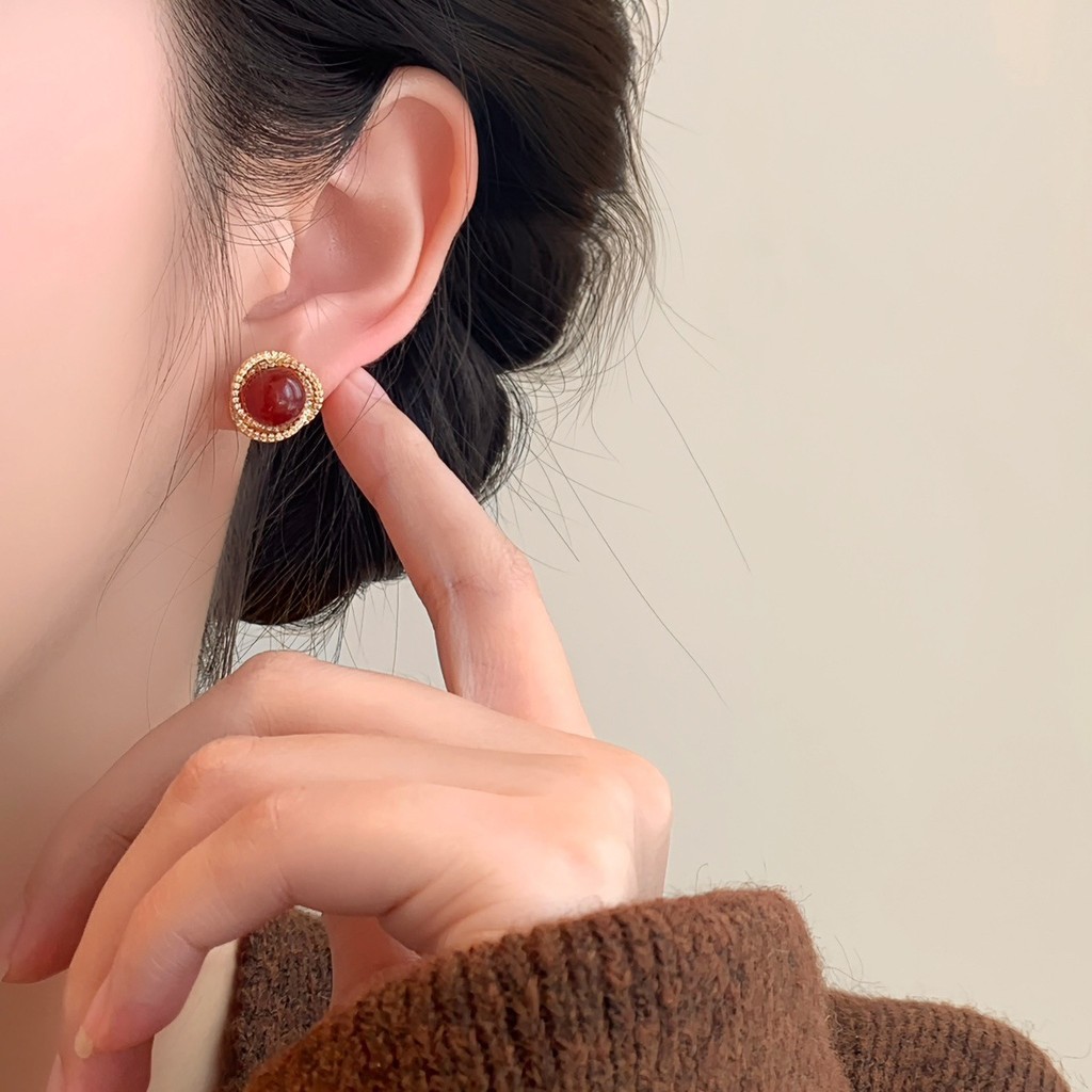 Bông tai mã não đỏ sang trọng và tinh tế