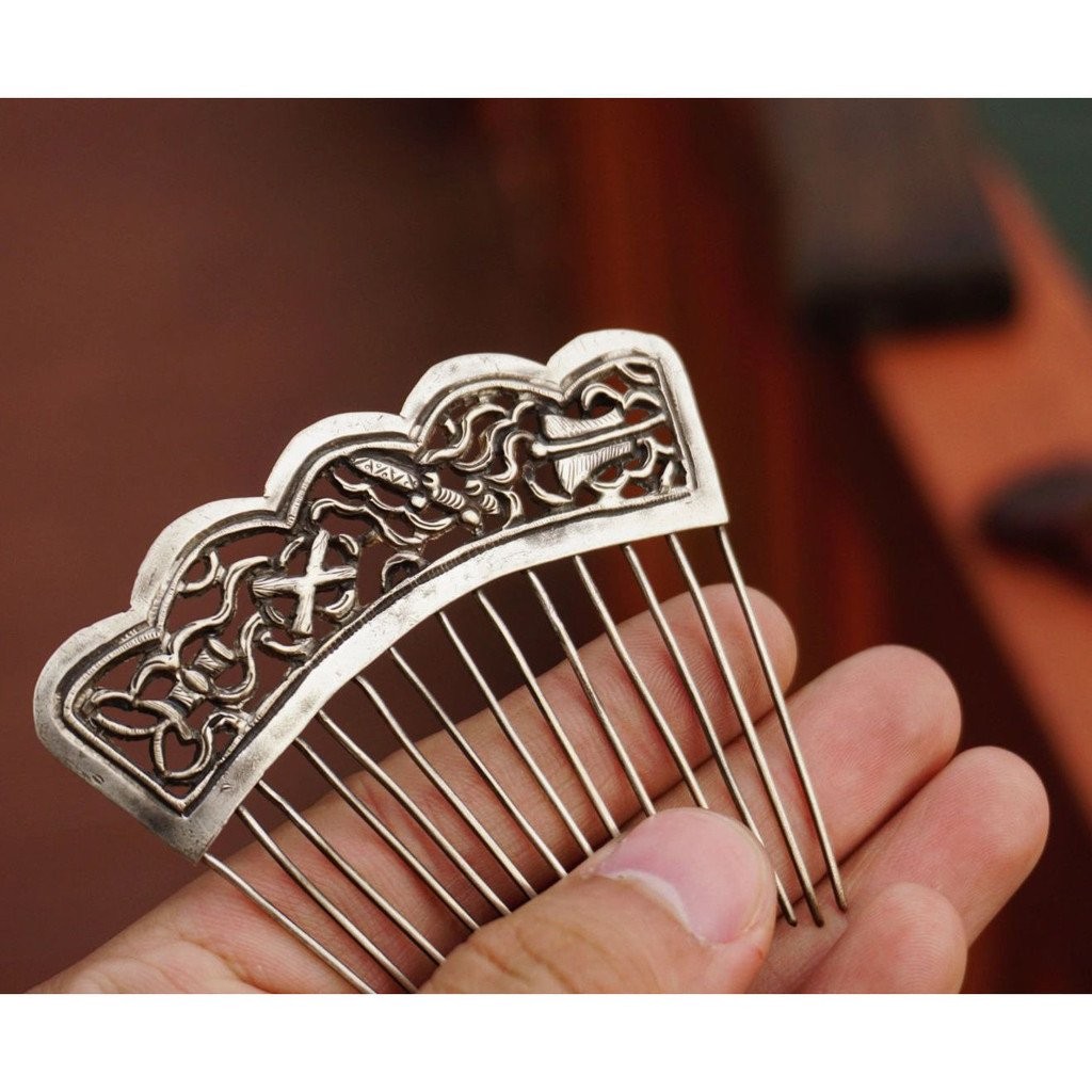 Lược tóc bạc rỗng thiết kế retro, phù hợp thời trang cổ điển, mang lại vẻ sang trọng