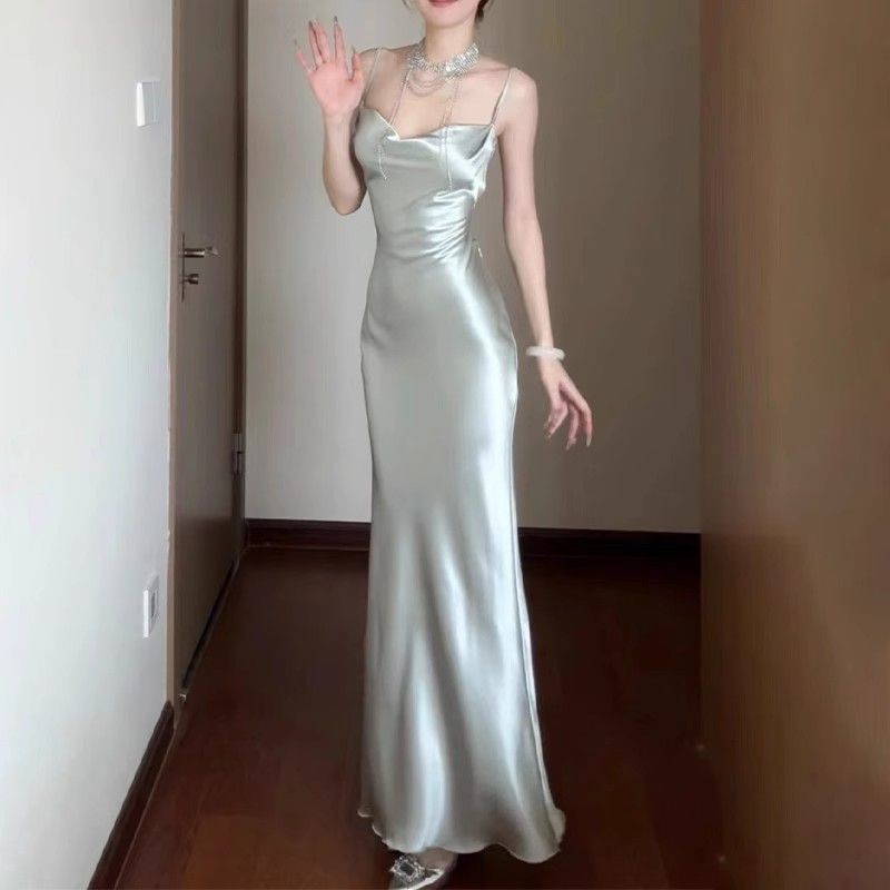 Váy satin sling phong cách hot girl năm 2024, dáng ôm body