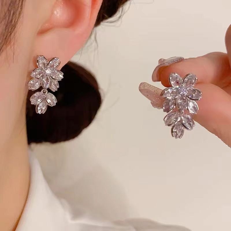 Bông tai hoa zircon s925 tinh tế, ánh sáng sang trọng phù hợp mọi dịp