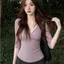 Áo thun cổ chữ V thiết kế chéo phong cách Hàn Quốc dành cho nữ Mùa hè Phong cách mới Slim-fit Slimer Look Thời trang Áo màu tím gợi cảm