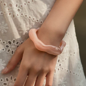 Vòng tay acrylic mở bất đối xứng, họa tiết độc đáo, style hiện đại