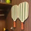 ESSENCEH 2 Chiếc Giá Đỡ Bóng Pickleball, Giá Treo Tường Mái Chèo Pickleball Không Đục Lỗ, Giá Treo Tường Hợp Kim Nhôm Tự Dính