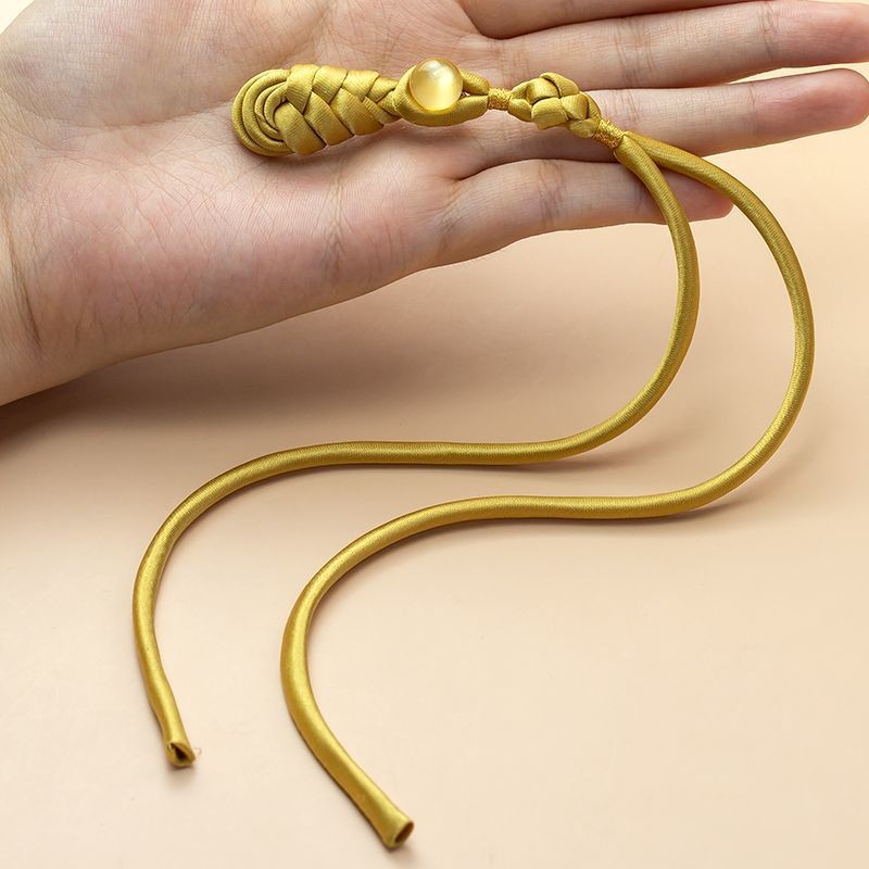 Sườn xám phong cách Trung Quốc với tấm nút đính hạt ngọc pipa và phụ kiện trang trí handmade