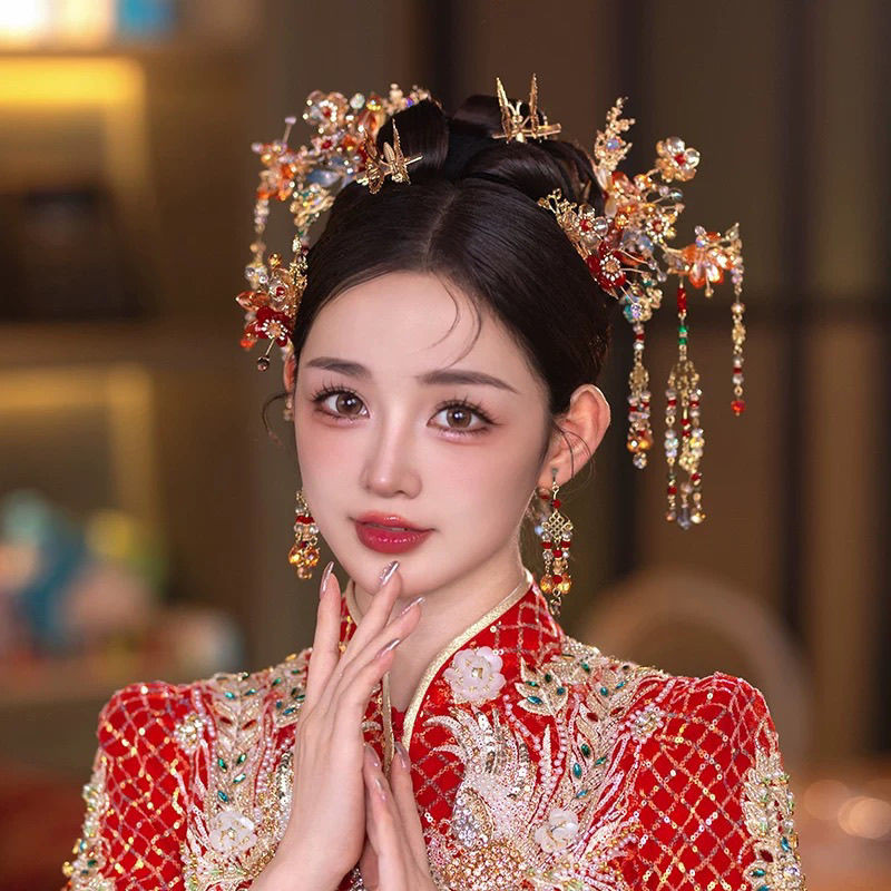 Mũ cô dâu phong cách Trung Hoa màu vàng đỏ, thiết kế đơn giản với họa tiết phượng hoàng và rồng