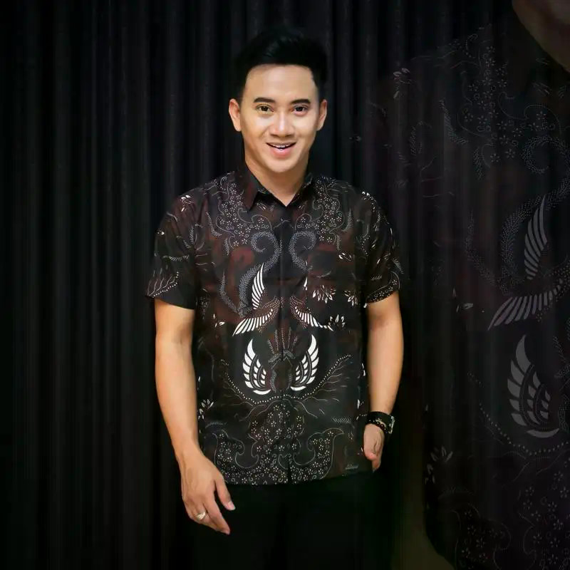 Áo sơ mi batik tay ngắn nam dành cho mùa hè 2025, phong cách thời trang Hồi Giáo từ Malaysia và Indonesia, size có sẵn.