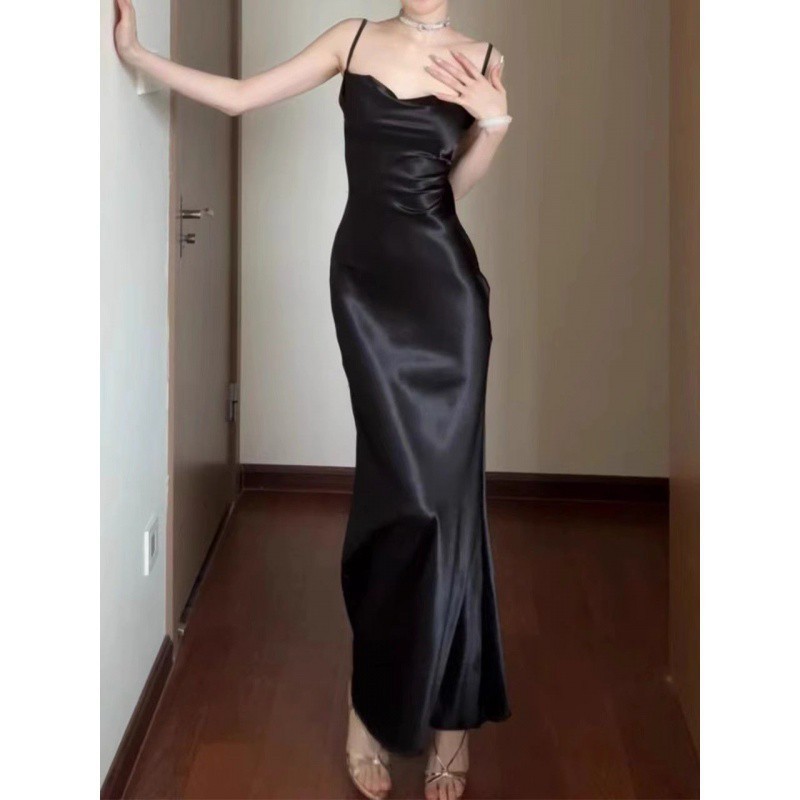 Váy satin sling phong cách hot girl năm 2024, dáng ôm body