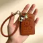 Màu Nâu Đựng Thẻ Trẻ Em Retro Nổi Kép Khe Cắm Thẻ ID Thẻ Học Sinh Vỏ Beyer Biểu Hiện Thẻ Da Mềm 26.3.22
