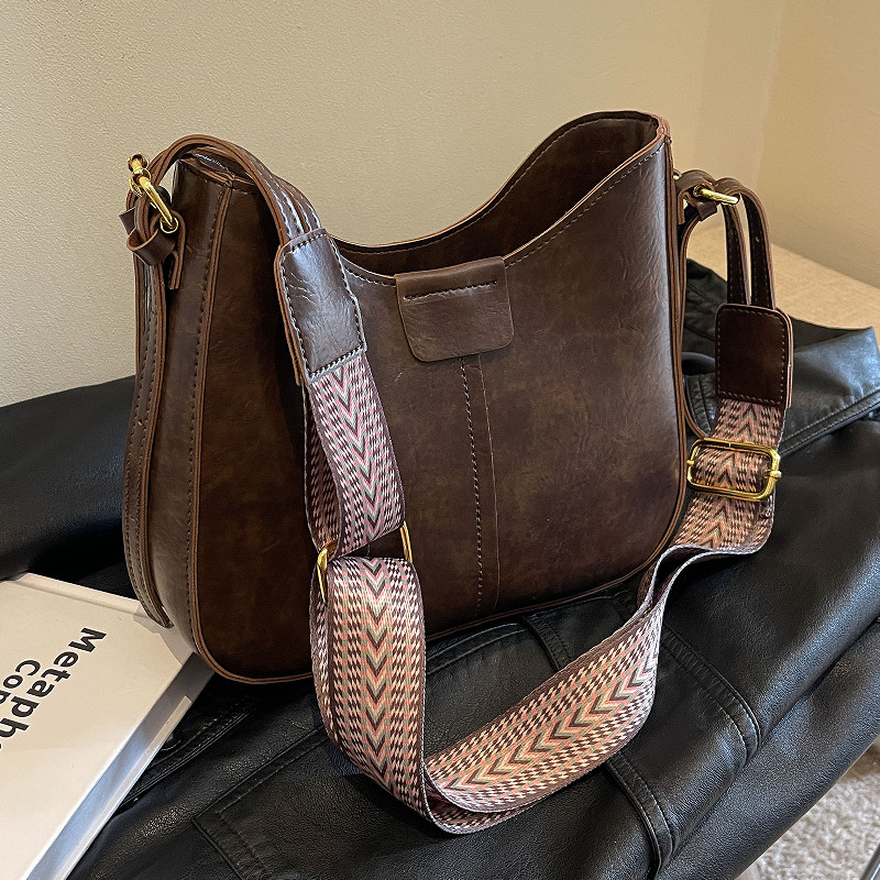 New Women's Bag Trendy High-End Fashion Crossbody Bag Retro This Year's Popular Wide Strap Shoulder Bucket Bag