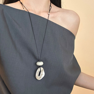 Dây chuyền kim loại acrylic phong cách đơn giản, phù hợp với fashion blogger