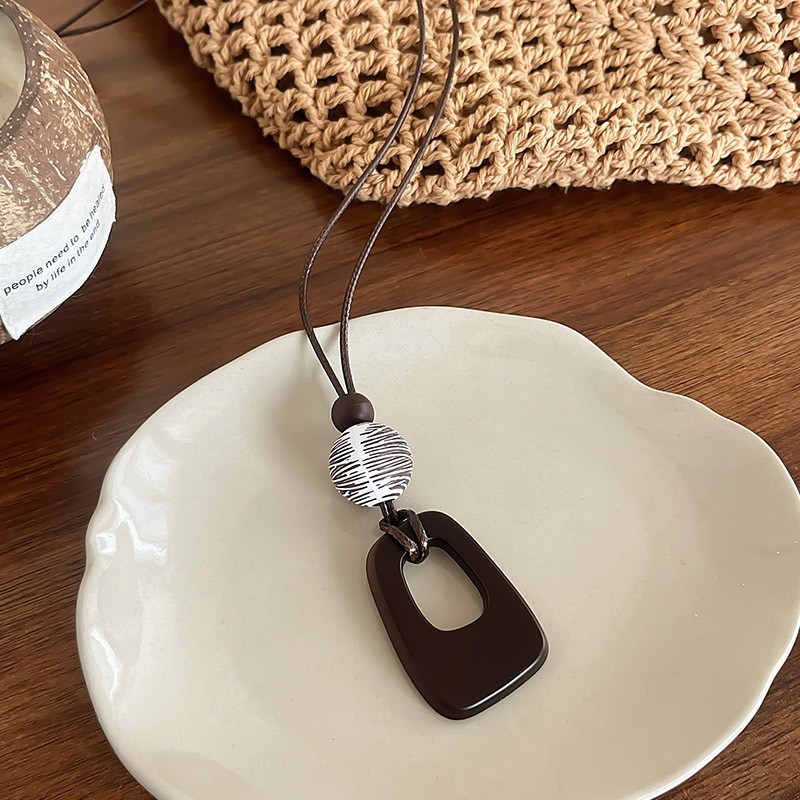 Phong Cách Retro Màu Nâu Vòng Cổ Nữ 2026 Phong Cách Mới Mùa Hè Niche Tất Cả Trận Đấu Vòng Cổ Dài