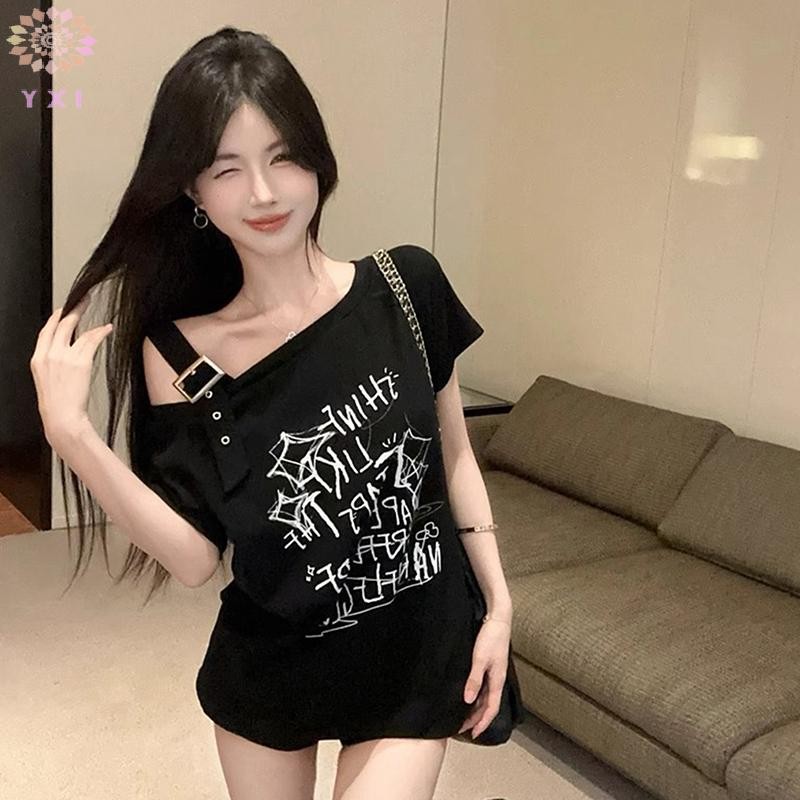 Áo Thun Dáng Rộng Off-Shoulder with Graffiti Lettering - Thời Trang Mới