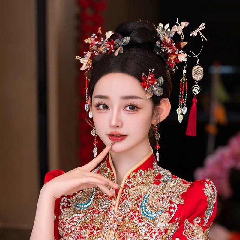 Mũ cô dâu phong cách Trung Hoa màu vàng đỏ, thiết kế đơn giản với họa tiết phượng hoàng và rồng