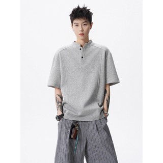Áo thun nam cổ áo Henley phong cách Nhật Bản, ngắn tay, chắc chắn và tinh tế.