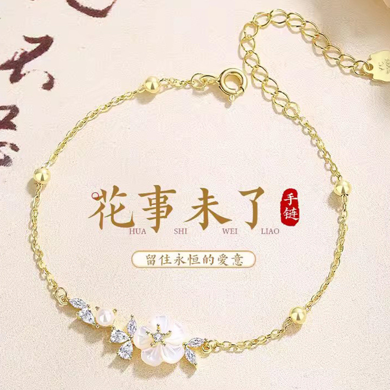 Vòng tay nhẹ nhàng sang trọng, tinh tế và ngọt ngào cho bé gái