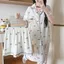 Bộ đồ ngủ ba món bán chạy tại Đông Nam Á: áo ngắn tay, quần đùi và quần dài;; bộ đồ mặc nhà cổ bẻ cho nữ