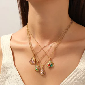 Châu Âu Mỹ Hợp Thời Trang Mạ 18K Vàng Thật Thép Titan Trang Sức Tình Yêu Giọt Nước Kẻ Sọc Đa Kim Cương Niche Trái Tim Đào Với Nhiều Màu Sắc Vòng Cổ Kim Cương Nữ