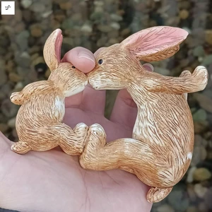 Điêu khắc thỏ hôn bằng nhựa để trang trí sân vườn và trang trí nội thất Lễ tình nhân Phục sinh
