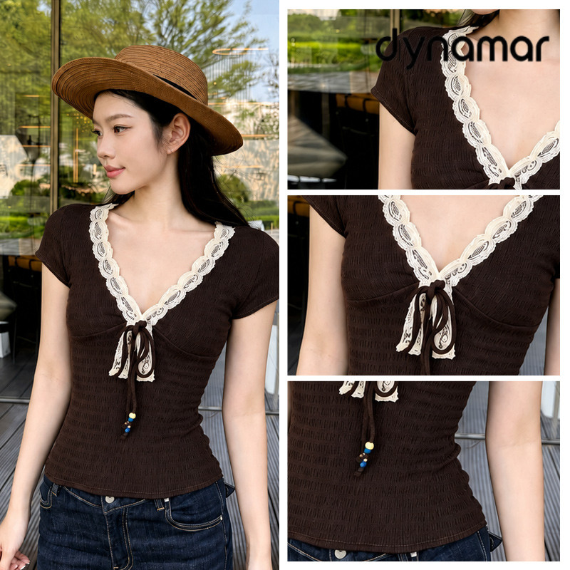 【dynamar】Áo nữ phong cách cổ điển Y2K phối ren cổ chữ V tay ngắn dáng ngắn gợi cảm ôm sát áo thun thắt eo