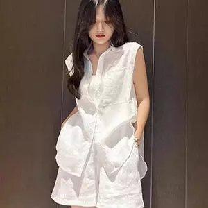 Tiền cũ Phong cách tiền cũ Vải lanh Cotton 2 chiếc Bộ đồ chống nắng màu trắng Áo sơ mi rộng + Quần short ống rộng Bộ thoáng khí đi lại