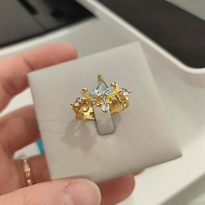 Nhẫn đính hôn vương miện kim cương lấp lánh, phong cách thời trung cổ mạ vàng, phù hợp với phong cách hoàng gia