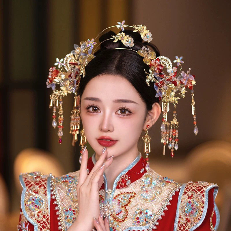 Mũ cô dâu phong cách Trung Hoa màu vàng đỏ, thiết kế đơn giản với họa tiết phượng hoàng và rồng
