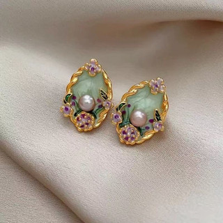 Bông tai phong cách cổ điển retro Pháp với tranh sơn dầu và ngọc trai baroque, tạo nên vẻ sang trọng.