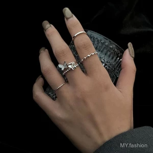Bộ bốn mảnh hình con bướm xoắn, nhẫn nữ nhẹ sang trọng với thiết kế tinh tế và thời trang