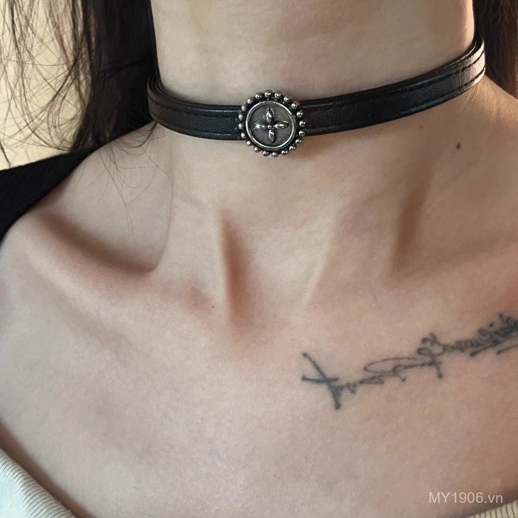 Vòng cổ vintage đen da choker phong cách punk với chi tiết dây xích và xương đòn, phù hợp văn hóa châu Á