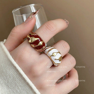 Vòng đeo tay kim loại thiết kế hoa văn độc đáo, tạo điểm nhấn nhẹ nhàng và sang trọng cho phụ nữ