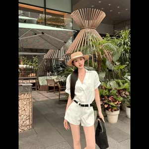 Bộ đồ hai mảnh màu trắng phong cách kỳ nghỉ 2026 Áo sơ mi ngắn tay cổ chữ V có quần Short ống rộng Bộ đồ thường ngày mùa hè