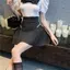 Váy ngắn màu đen Niche Váy kim cương không đều Mùa hè Phong cách mới Eo cao Ôm hơn Váy chữ a mềm mại