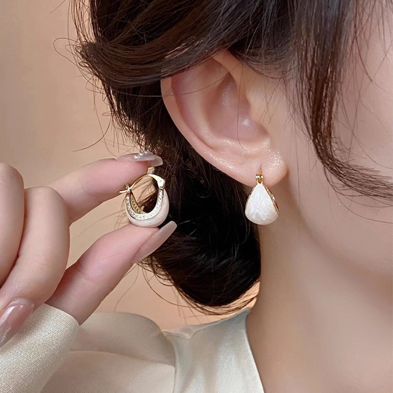 Men trắng đính kim cương, bông tai kiểu Pháp mới