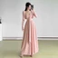 Váy dài không dây màu hồng có hiệu ứng giảm béo và áo cardigan