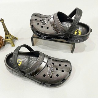 Sục Classic đen Clog Batman Batmobile trẻ em cao cấp, dép sục hoạt hình siêu nhân kids, tặng kèm jibbitz có quai hậu