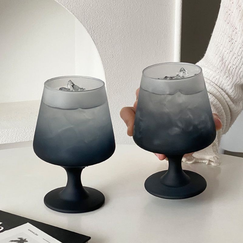 Bộ cốc thủy tinh màu đen mờ Bộ đồ uống bầu không khí nữ có giá trị cao sáng tạo