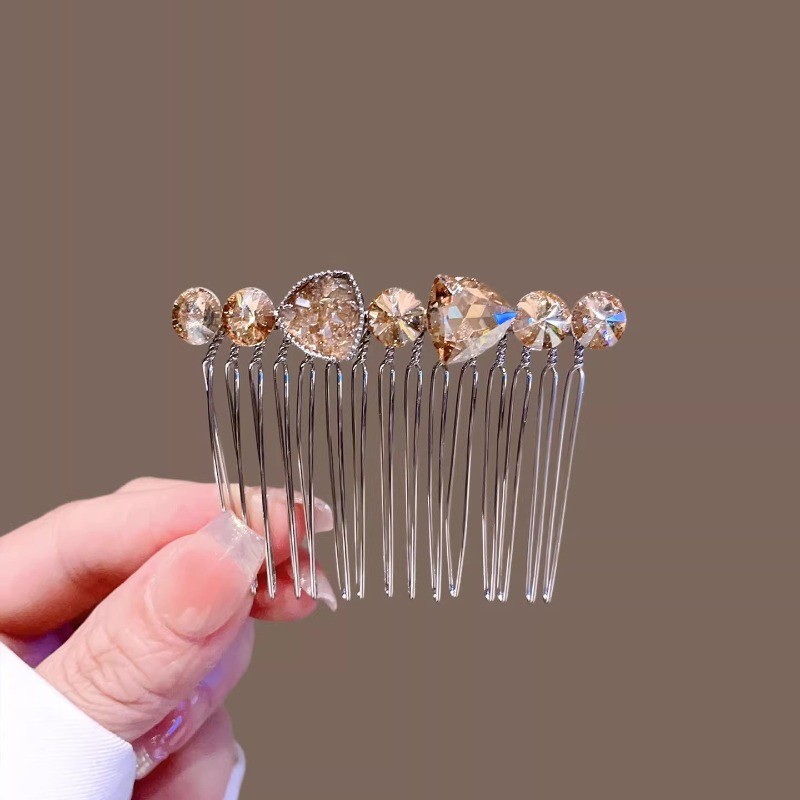 Kẹp tóc pha lê tinh tế, phù hợp tạo kiểu tóc hiện đại
